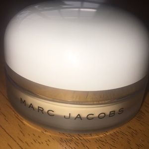 Marc Jacobs setting powder